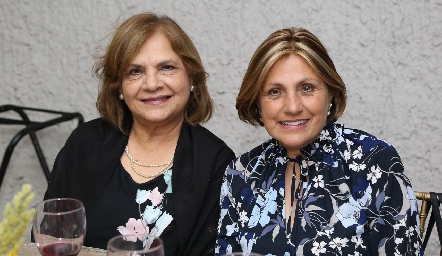  Lupita Martínez Gómez y Tere Lastras.
