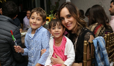  Flor Rosillo con sus hijos.