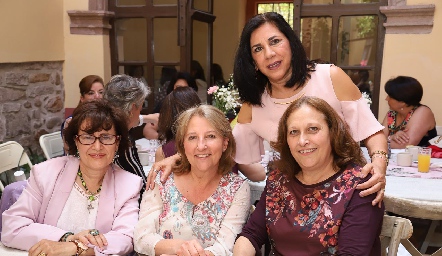  Gladys Farías con María del Carmen, Lola e Isabel Villar.