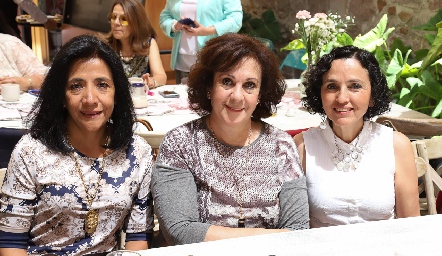  Diana del Río, María Eugenia Alvarado y Olivia de Galán.