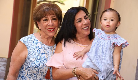  Elma y Gladys Farías con Martina.