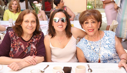  Isabel, Gladys Villar y Elma Farías.