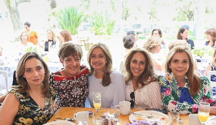  Yolanda Álvarez, Carmen Lavín, Mónica Gaviño, Lucila Gaviño y Elena Gaviño.