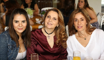 Aurora Bravo, Anabel Gaviño y Mónica Gaviño .