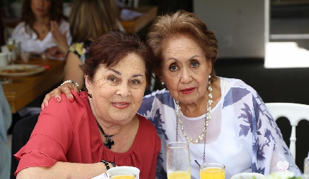 Lichis y Juanita Hinojosa.