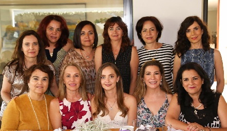  Laura Díaz con las amigas de su mamá.