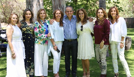  Fernando Díaz de León con las Gaviño Tayde, Yolanda, Elena, Paty, Lucila, Anabel y Mónica.