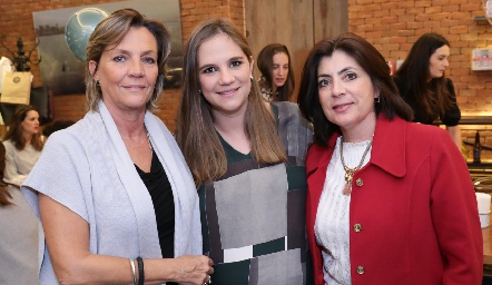  Daniela Hernández con su mamá Lucía Gárate y su suegra Leticia Anaya.