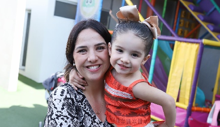  Charo Ortuño con su hija Macarena.