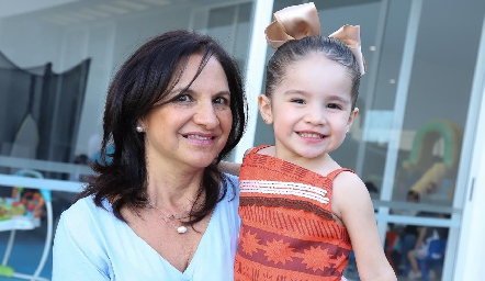  Charo de Ortuño y con su nieta Macarena.