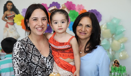  3 Generaciones: Charo, Macarena y Charo.