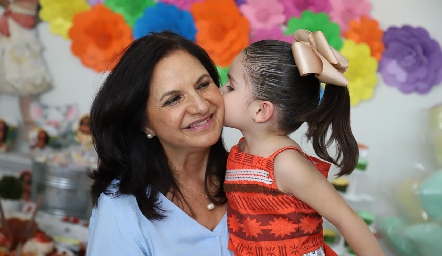  Macarena con su abuela Charo Castro de Ortuño.