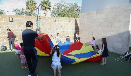  Jugando.