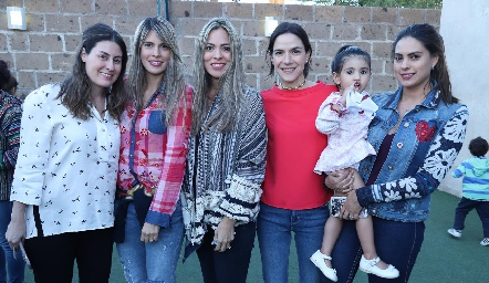  Andrea Fernández, Mariana Berrones, Elizabeth Berrones, Paulina Ortuño, Barbarita y Bárbara Berrones.
