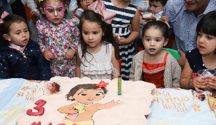  Macarena con su pastel.