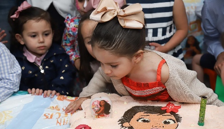  Soplando la velita.