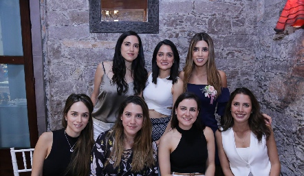  Daniela con sus mejores amigas.