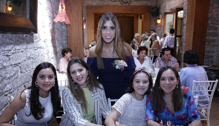  Daniela con sus amigas.
