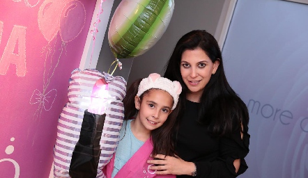  Valentina y su mamá Patricia Tanus.