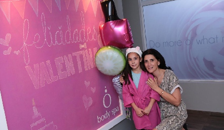  Valentina y su madrina Alicia Tanus.