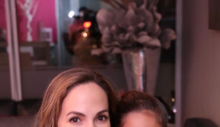  Lilia Medina y María.