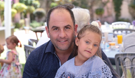  Hugo Humara con su hija Isabella.
