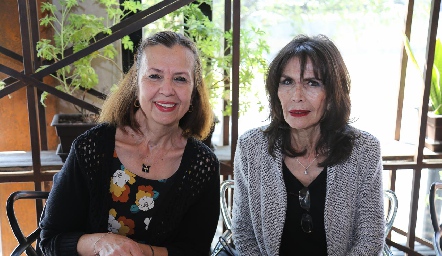  Martha González y Aideé Rodríguez.
