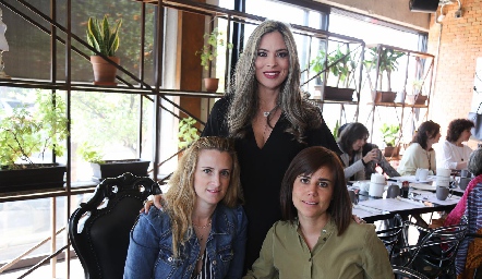  Cristina Ocejo, Elizabeth Berrones y Maga Nieto.