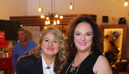  Renata Flores y Maricarmen Diep.