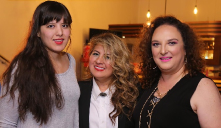  Sofía Robledo, Renata Flores y Maricarmen Diep.