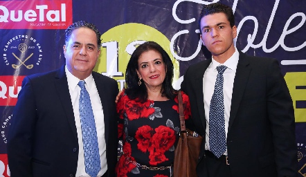  Alejandro López y Guadalupe González con su hijo Alejandro.