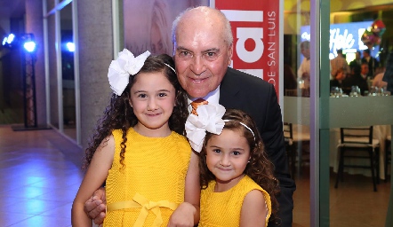  Amadeo Calzada con sus nietas Alexa y Arantza.