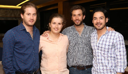  Pablo, Sofía, Andrés y Miguel Torres .