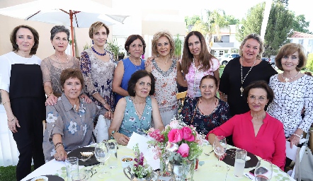  Gloria Estrada con sus amigas.