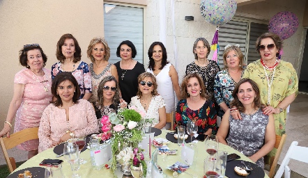  Gloria Estrada con sus amigas.