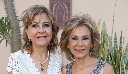  Lucía y Gloria Estrada.