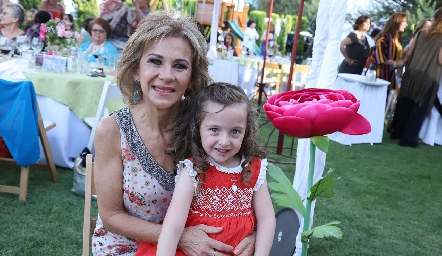  Gloria Estrada con su nieta Andrea.