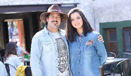  Miguel Martínez y Mariana Meade de Martínez.