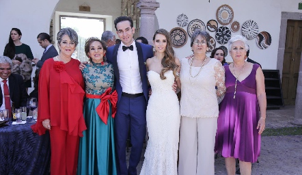  Con la mamá y tías de Francisco.