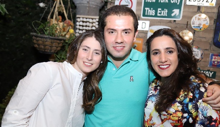  Nuria Oliva, Mauricio Torres y María Lavín.