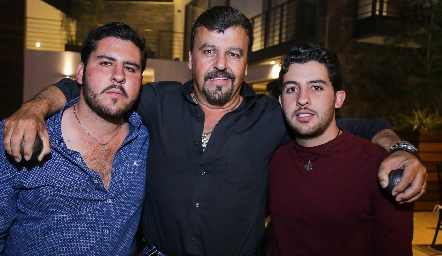  Toro Gómez con sus hijos Emilio y Max.