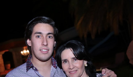  Rubén y su mamá, Lula López de Torres.