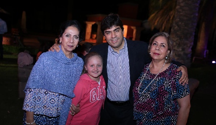   Nena, Gabriel e Isabel Torres Corzo con Paula.