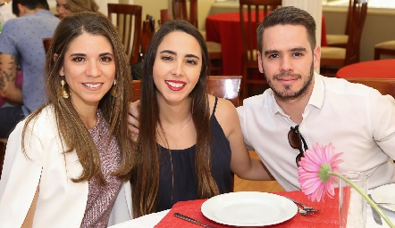  Isa Álvarez, Lorena Cuadra y Eduardo Álvarez .