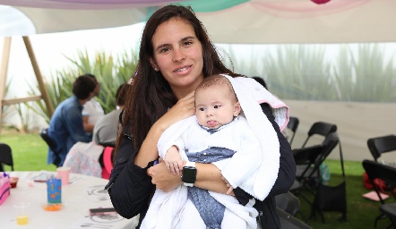  Daniela de la Fuente con su hija.
