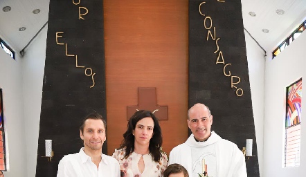  Santiago con sus papás Mateo Conde, Ale Güemes y el sacerdote.