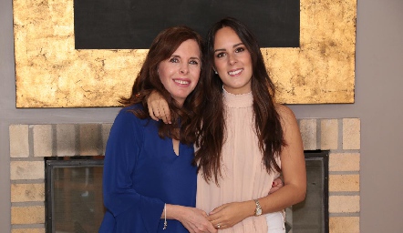  Claudia con su mamá Claudia Castro de la Maza.