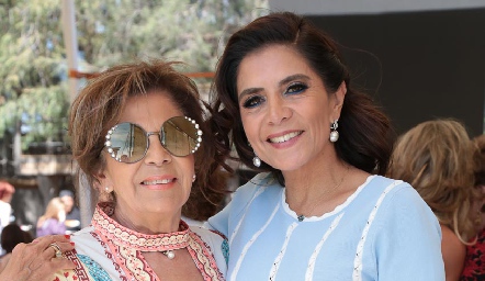  Claudia de los Santos con su mamá, Guille Anaya de De los Santos.