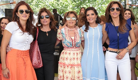  Guille Anaya de de los Santos con sus hijas: Guille, Alejandra, Claudia y Cecilia de los Santos.