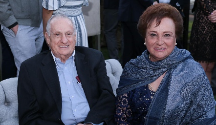  José Victoriano Martínez y María de los Ángeles Flores de Martínez.